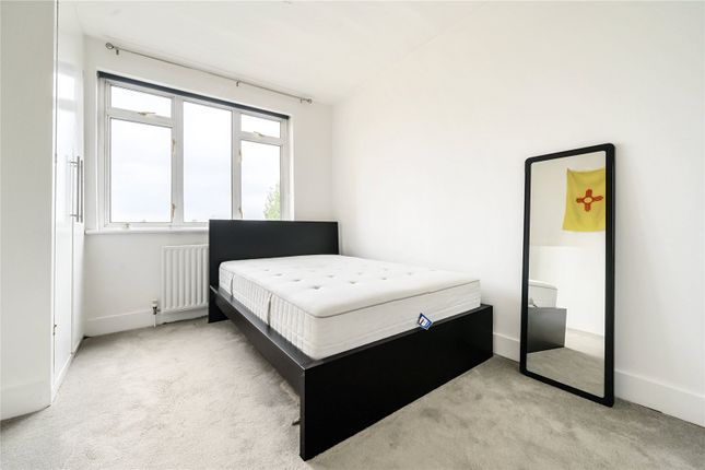 Flat for sale in Seven Sisters Road, Finsbury Park, London