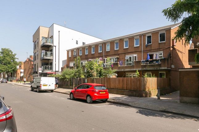Room 4, 32 Thornbury Close, London photo 3