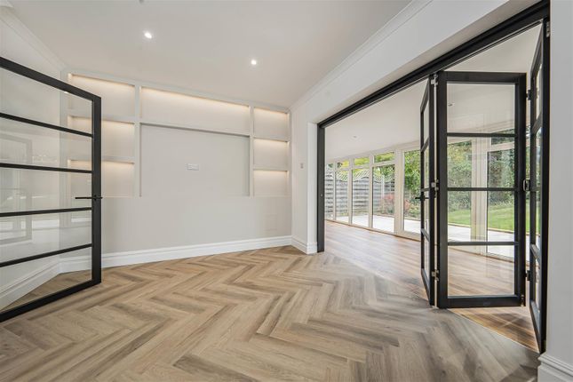 14, Dell Rise, St. Albans photo 2