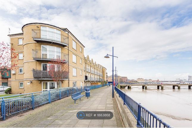 Flat to rent in Wharfside Close, Erith