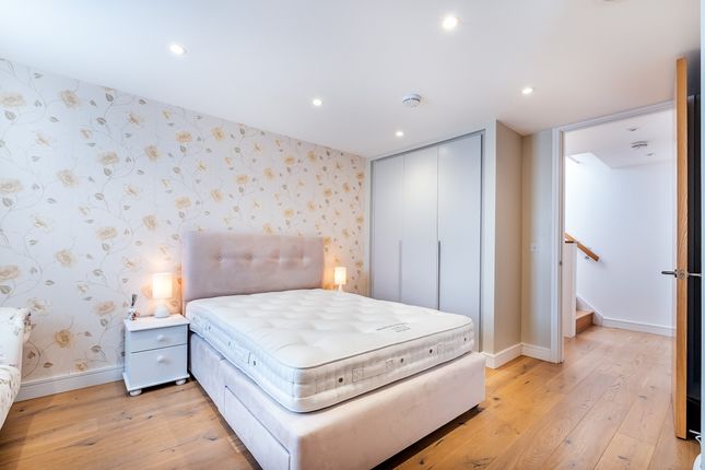 Flat to rent in St. Peters Square, London