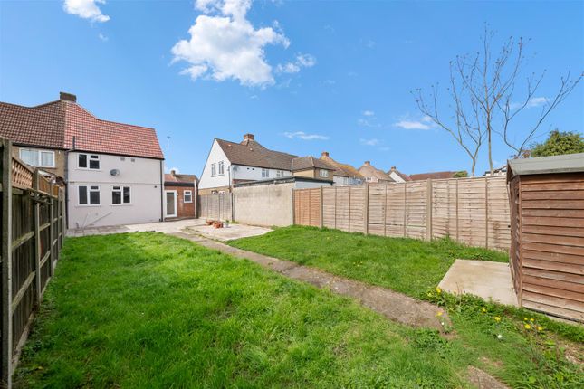 16, Cherry Grove, Uxbridge photo 2