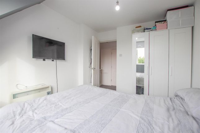 Flat for sale in Oliver Court, Crouchfield, Chapmore End