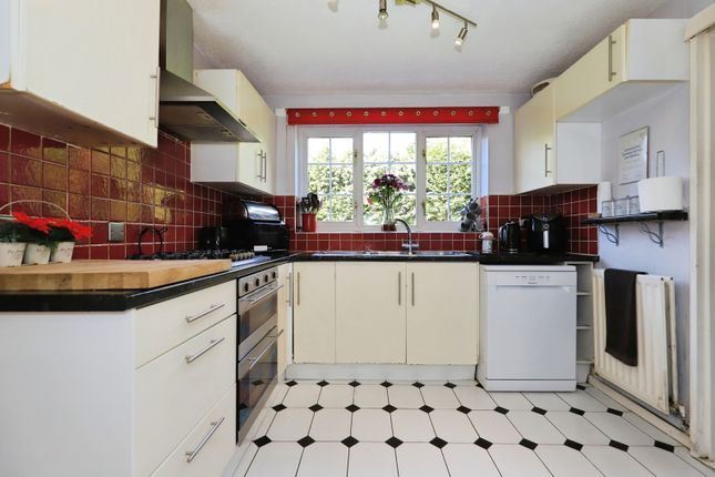 28, Edge Hill Drive, Wolverhampton photo 3