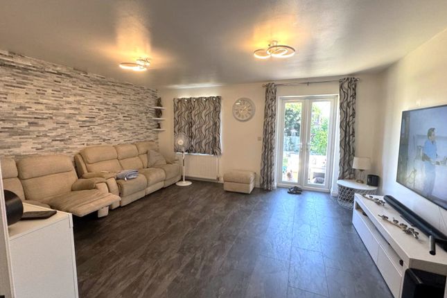 13, Cullen Close, Luton photo 2