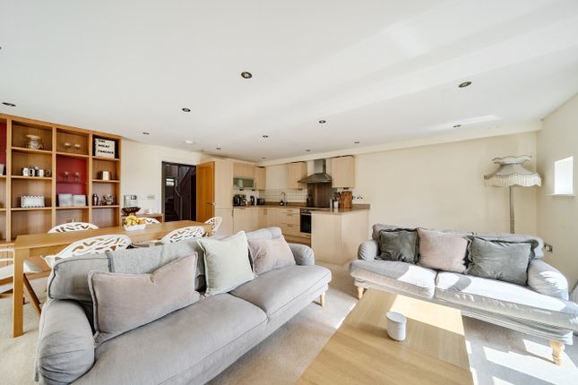 Apartment 7, Racquets,, Lankhills Road, Hampshire photo 3