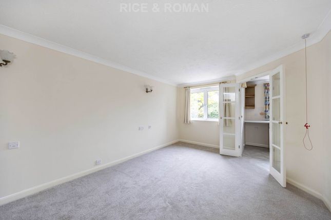 33 Royston Court, Manor Road North, Esher photo 2