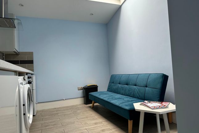1 Derwent Avenue, London photo 5