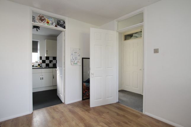 7, Wickland Court, Crawley photo 4