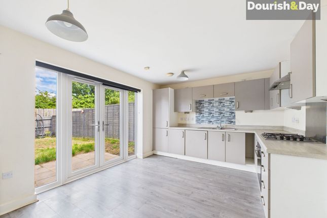 41 Devereux Gardens, Stafford photo 2