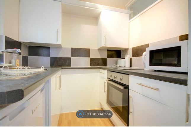 Flat, Douglas Court Hartsbourne Road, Earley, Reading photo 5