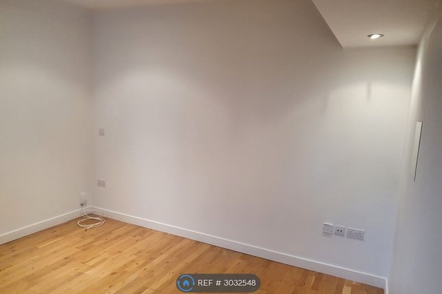 Flat, Suffolk House Princes Road, Weybridge photo 4