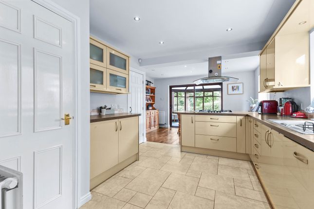 3 Manor Court, Ossett photo 2