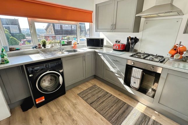 10, Lorien Close, Leek photo 3
