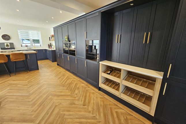 Integrated Bar And Ovens (2).Jpg