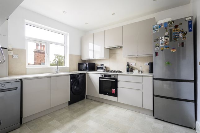 Flat C, 118, Sunningfields Road, London photo 2