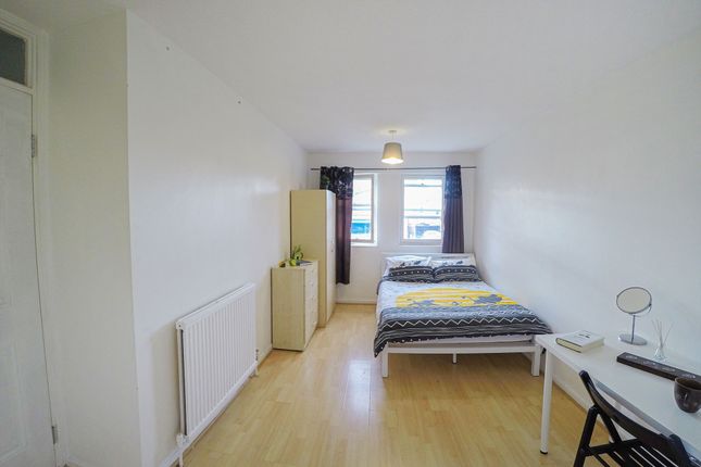 25, Chesnut Road, London photo 2