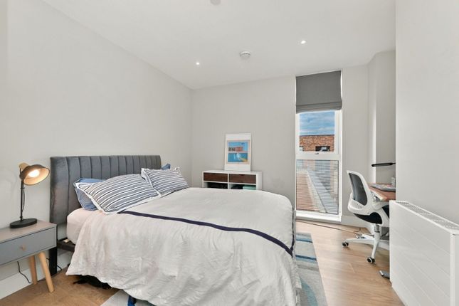 701 Norah House, 24, Summerstown, London photo 4