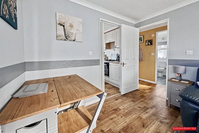 128, Oak Tree Close, Eastbourne photo 4
