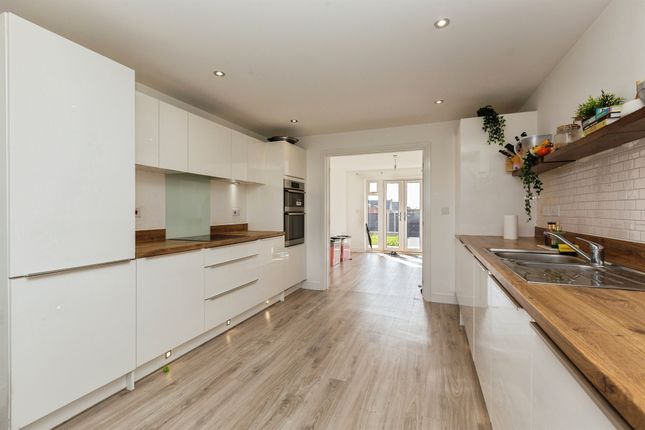 3, Whinham Green, Aylesbury photo 2