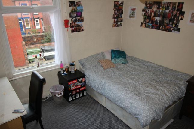 Bright, Neatly Presented Double Bedroom With A Com...