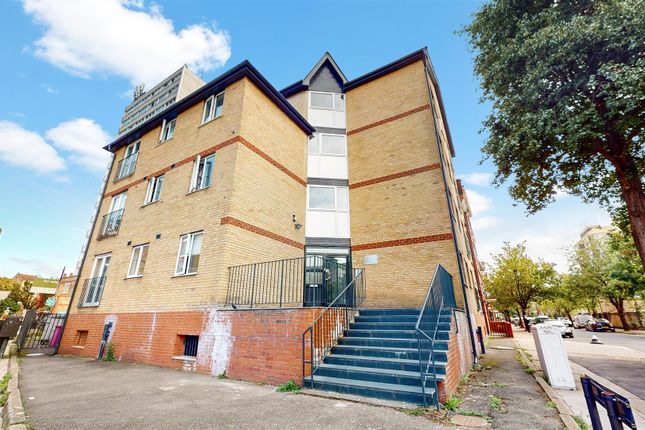 Flat to rent in Astra Apartment, Globe Road, Bethnal Green