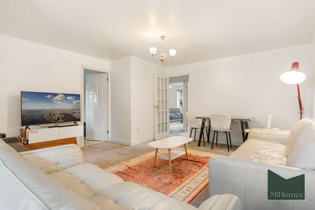 33 Harper Close, London photo 4