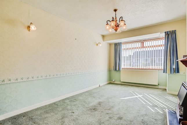 20, Fernlea Close, Wakefield photo 3