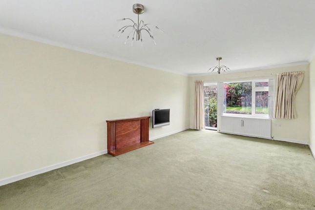 4 Elm Gardens, Esher photo 3