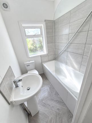121 Southcoates Lane, Hull photo 4