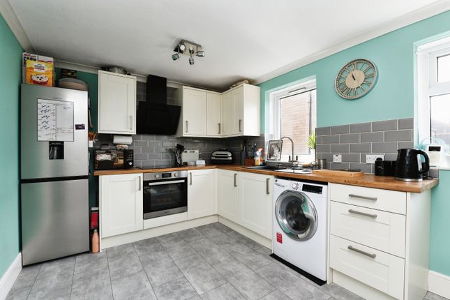 Thumbnail Flat for sale in Swan Close, Chelmsford