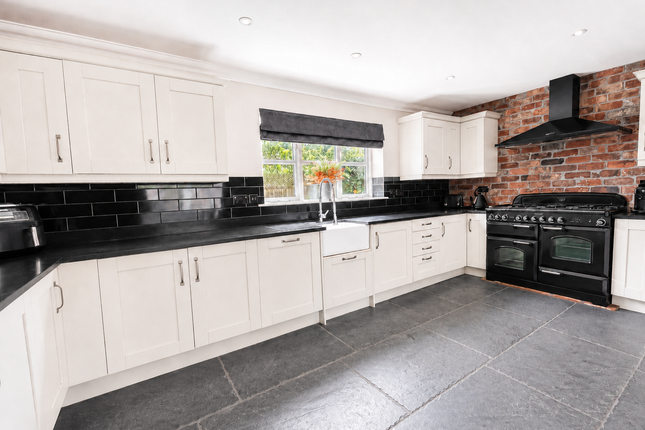 2, Salis Close, Colchester photo 2
