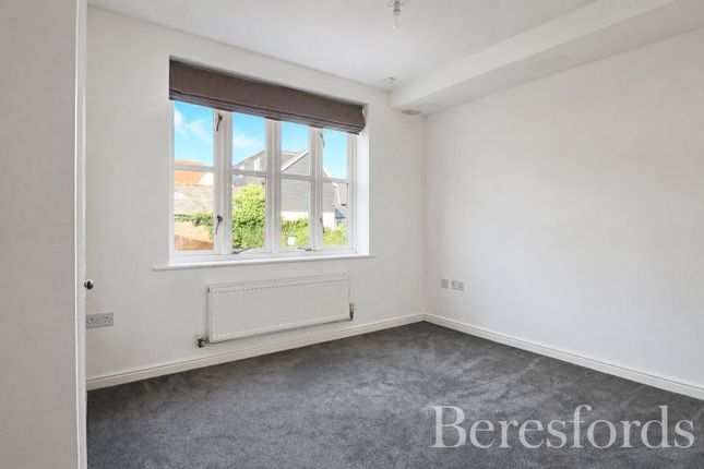 17, White Hart Way, Essex photo 2