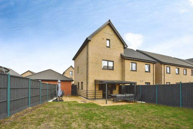 11, White Grove, Milton Keynes photo 4