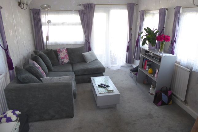 11, Rose Park, Row Town, Addlestone photo 4