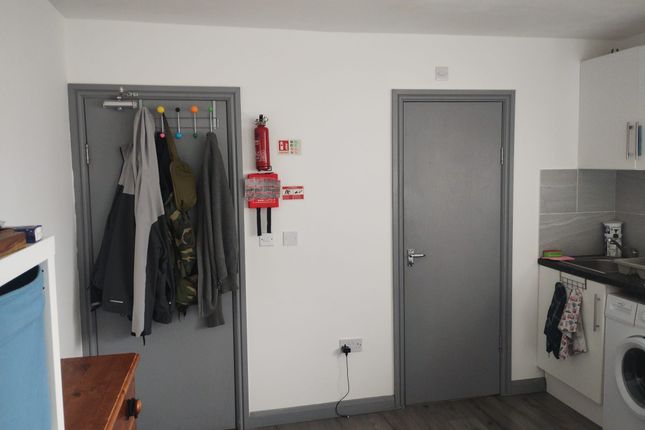 Merlin Close, Northolt, London photo 5