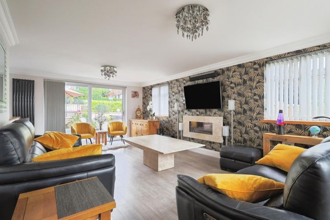 22, Oakcroft, Stalybridge photo 2