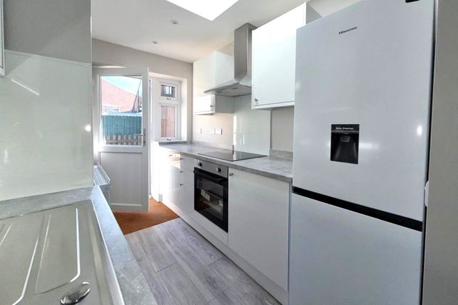Flat 3, 17 High Road, Byfleet photo 4