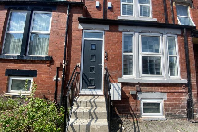 Thumbnail Flat to rent in Burchett Place, Leeds, West Yorkshire