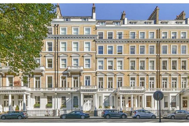 Thumbnail Flat to rent in Queen's Gate Gardens, Kensington