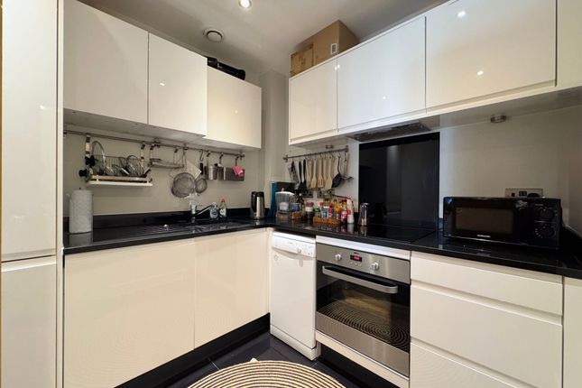 Flat 34, Ledger Court, London photo 3