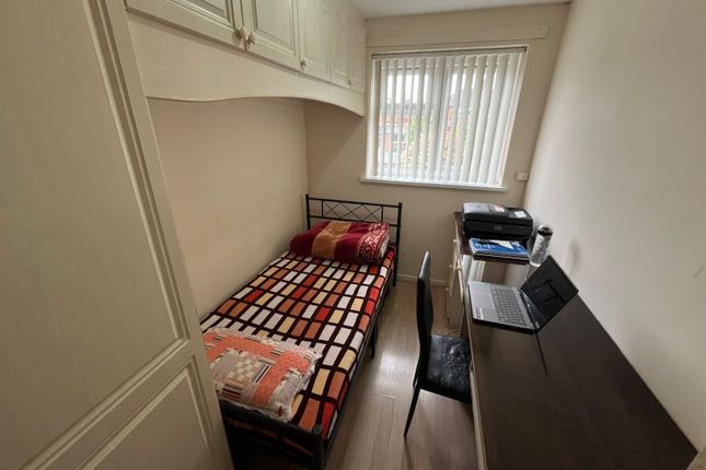 20, Pinewood Avenue, Leicester photo 5