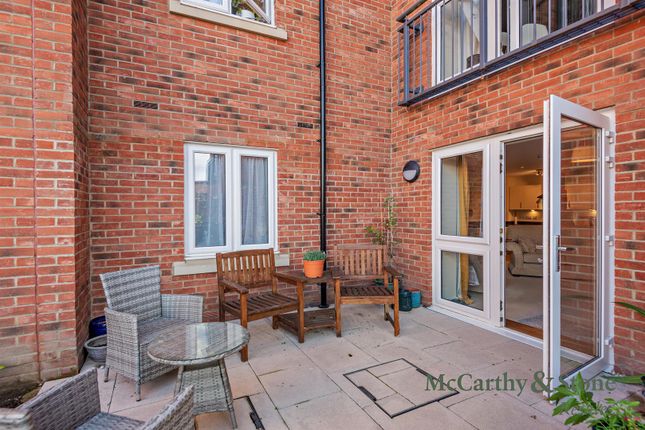 10 William House, The Moors, Thatcham photo 2