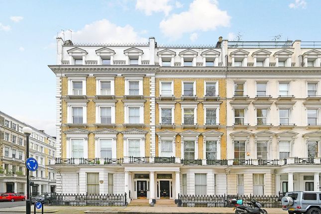 2 bed flat to rent in Collingham Road, London SW5