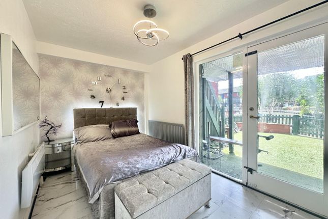 Ground floor flat of 23, Marina Approach, Hayes photo 5