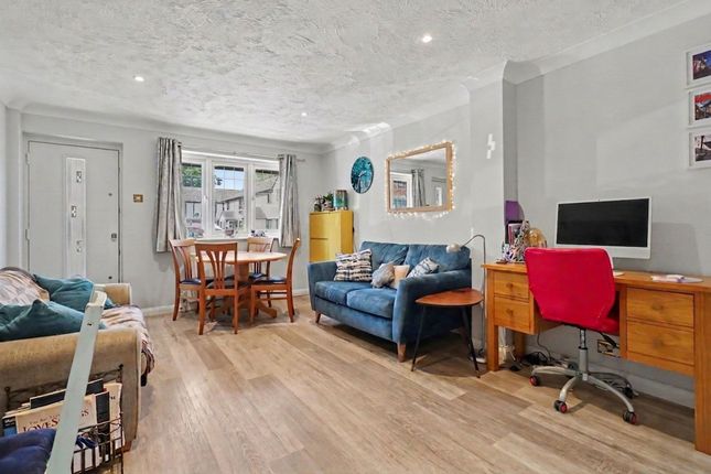 26 Kings Chase, East Molesey photo 4