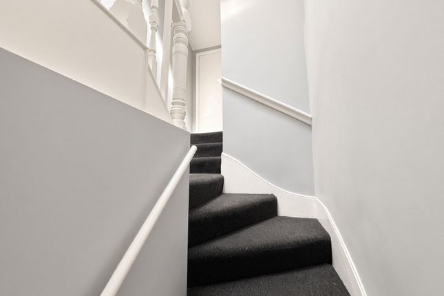 Flat C 22, Palmerston Cresent, London photo 5