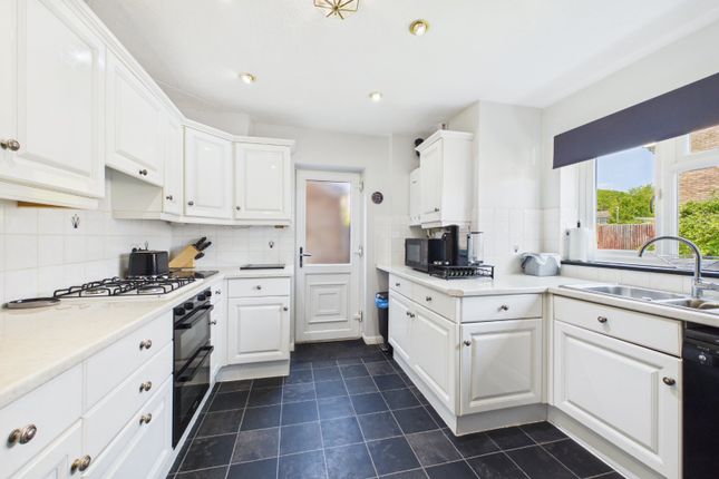 7, Chaucer Close, Wokingham photo 3