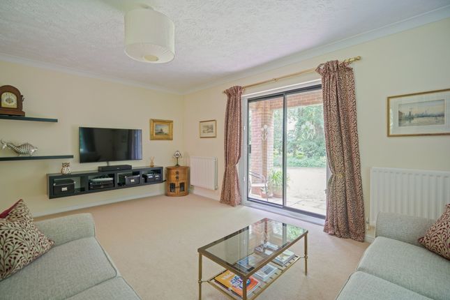 7 Laurel Court, Long Park, Amersham photo 4
