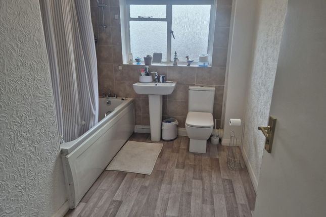 Flat 13 Bank House, High Street, Winsford photo 5